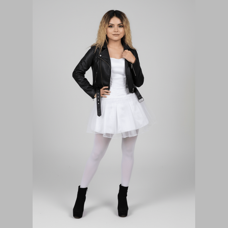 Disfraz de novia con vestido blanco, chaqueta negra y media blanca.