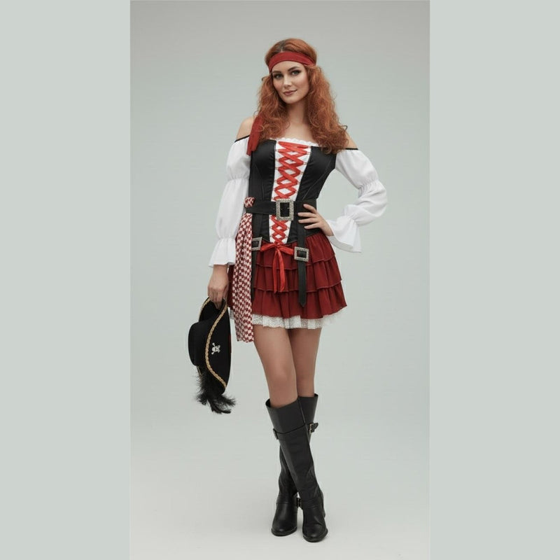 Disfraz pirata bucanera elegante mujer con corsé negro, falda roja y blusa blanca, botas negras y pañuelo rojo.