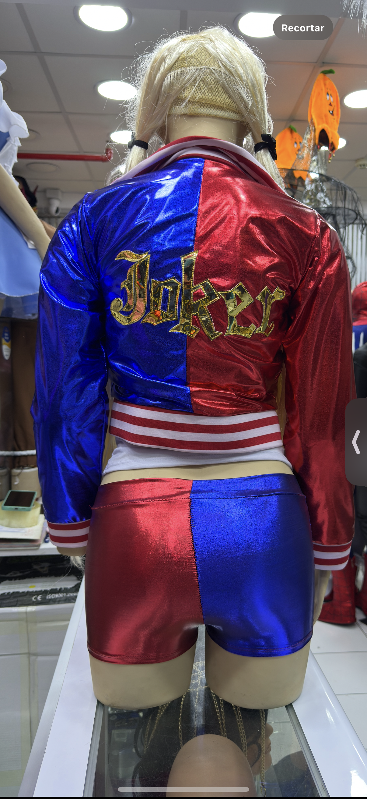 Disfraz de Harley Quinn: Caos y diversión en una sola pieza