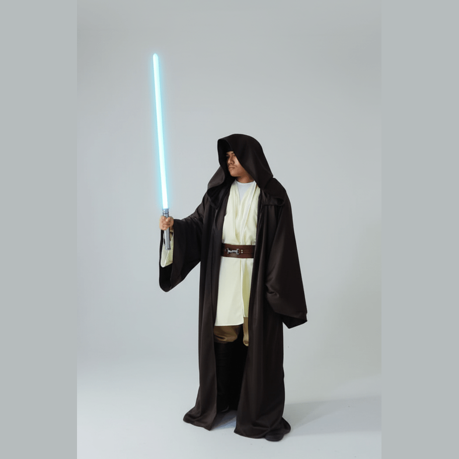 Disfraz de Jedi negro con túnica amplia, cinturón marrón y sable de luz azul.