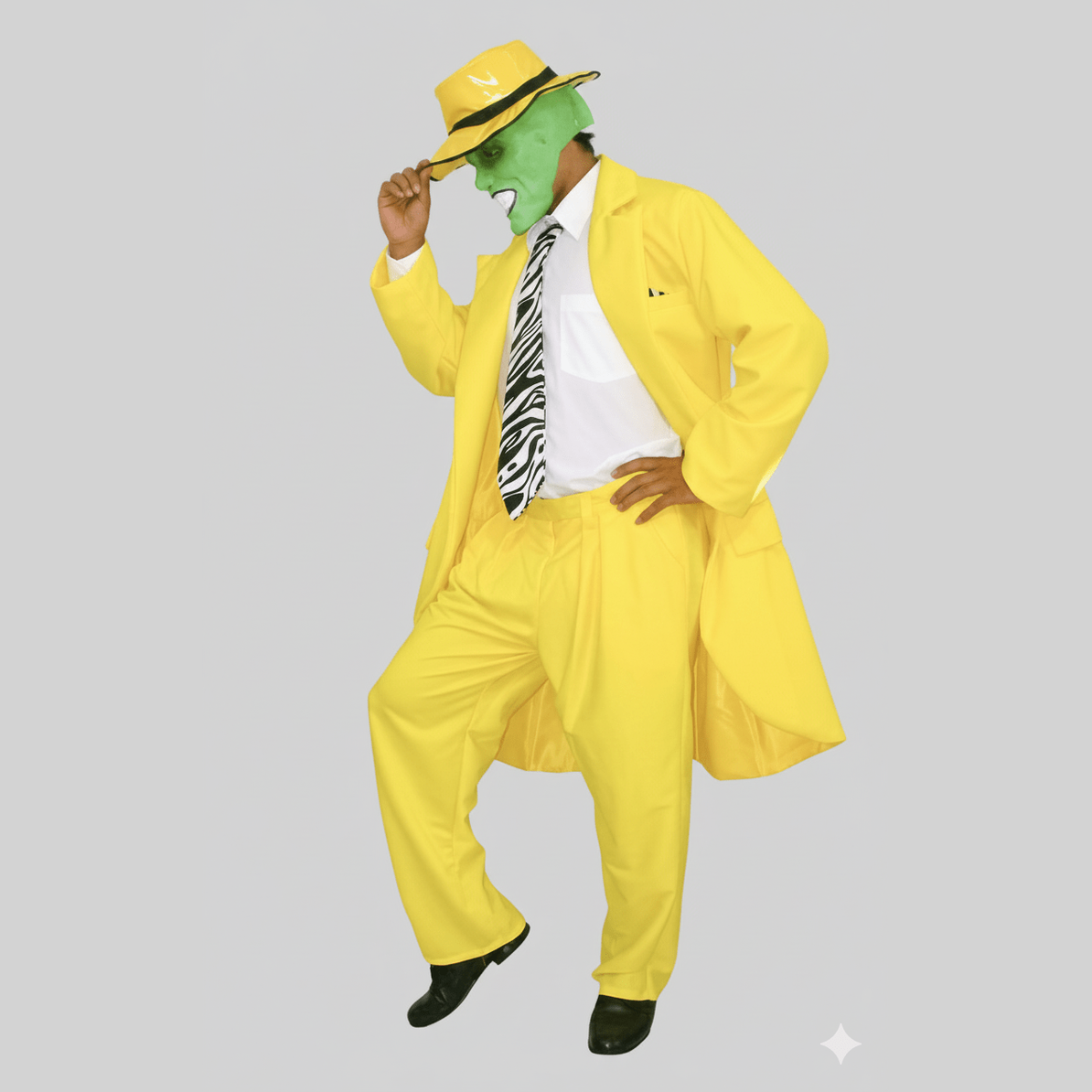 Disfraz de adulto de "La Máscara" con traje amarillo, camisa blanca, corbata negra y blanca, y máscara verde sonriente.