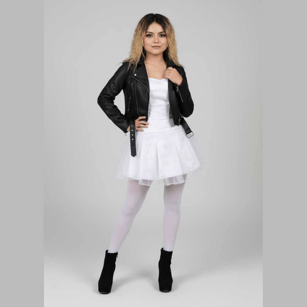 Disfraz de novia con vestido blanco, chaqueta negra y media blanca.