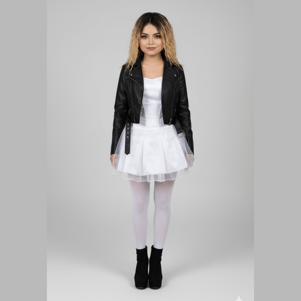 Disfraz mujer blanco con falda, chaqueta negra de cuero y medias blancas.