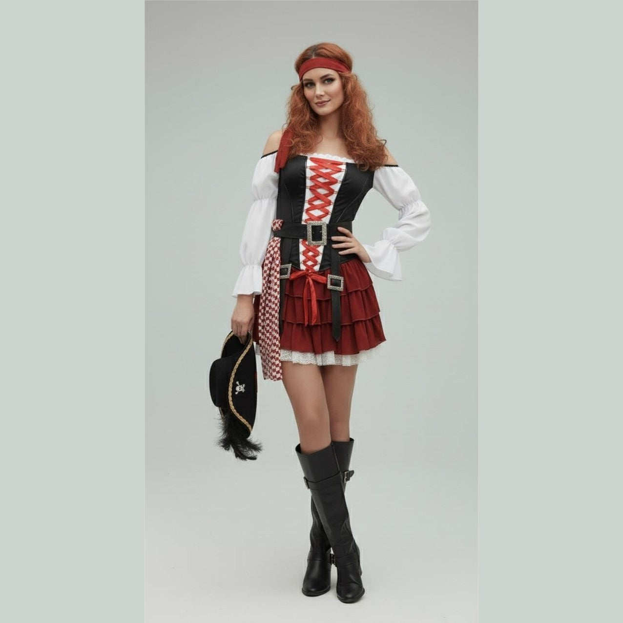 Disfraz pirata bucanera elegante mujer con corsé negro, falda roja y blusa blanca, botas negras y pañuelo rojo.