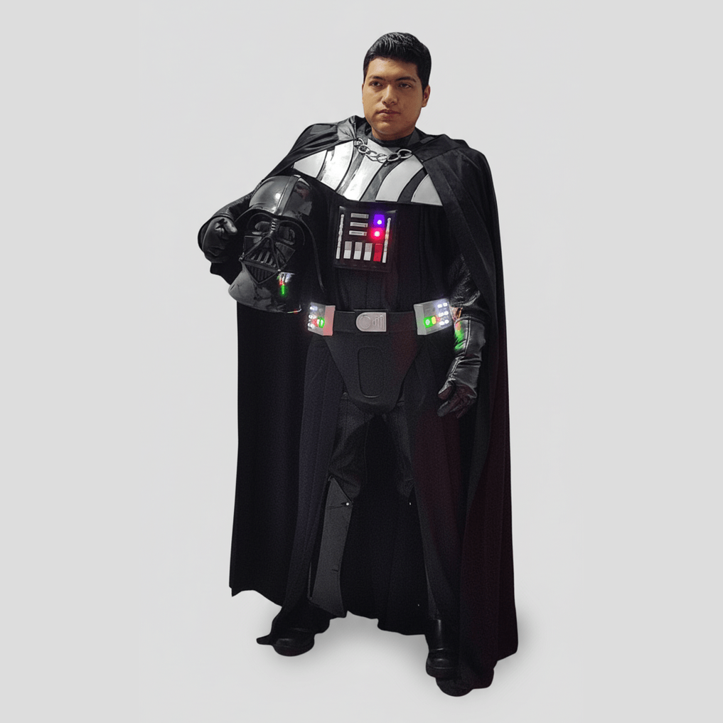 Disfraz adulto premium Darth Vader con capa, casco y detalles tecnológicos en pecho negro.