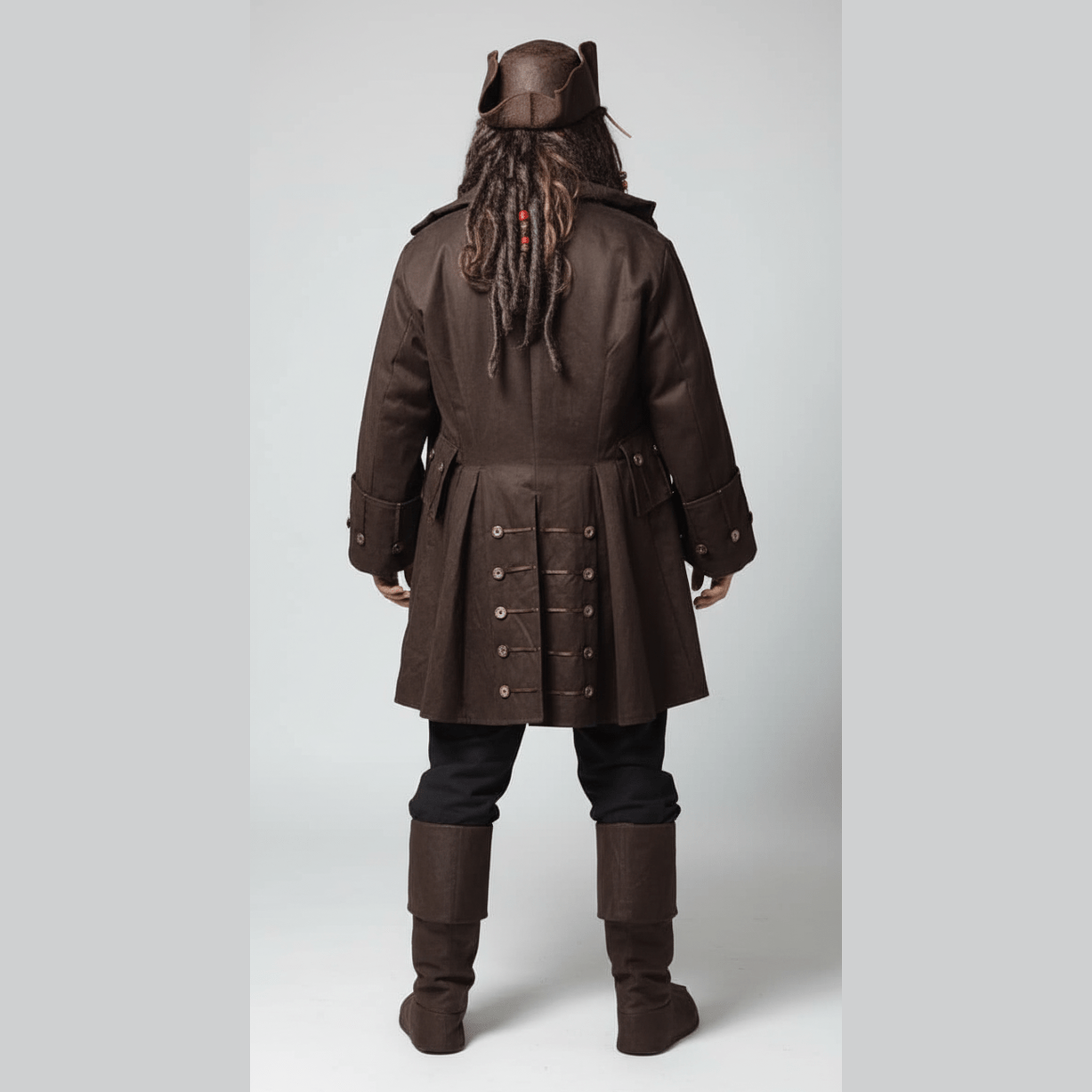 Disfraz pirata adulto marrón con abrigo largo, botas y sombrero estilo Capitán Jack Sparrow visto de espaldas.