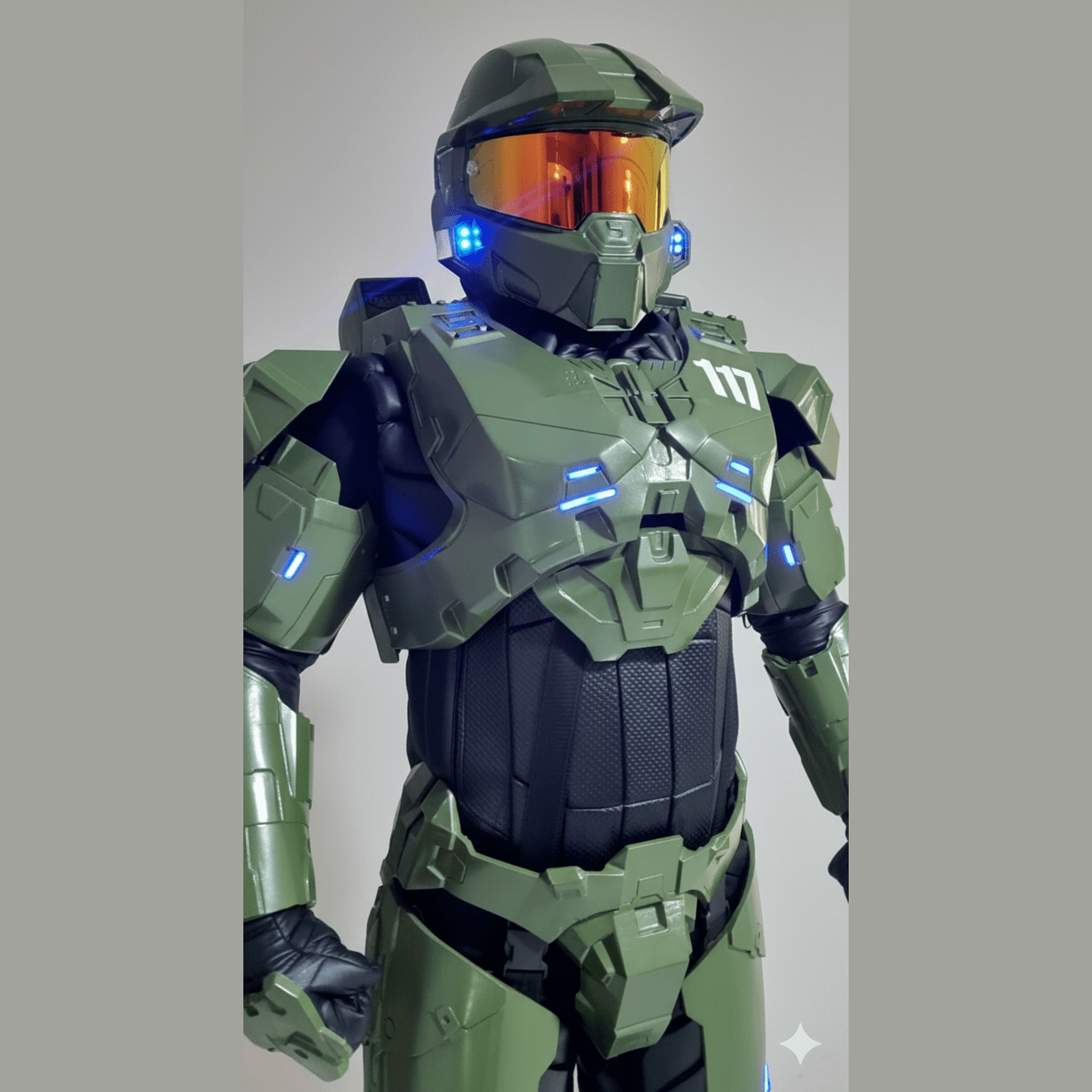 Armadura verde de Jefe Maestro con visor naranja reflectante y luces LED azules.