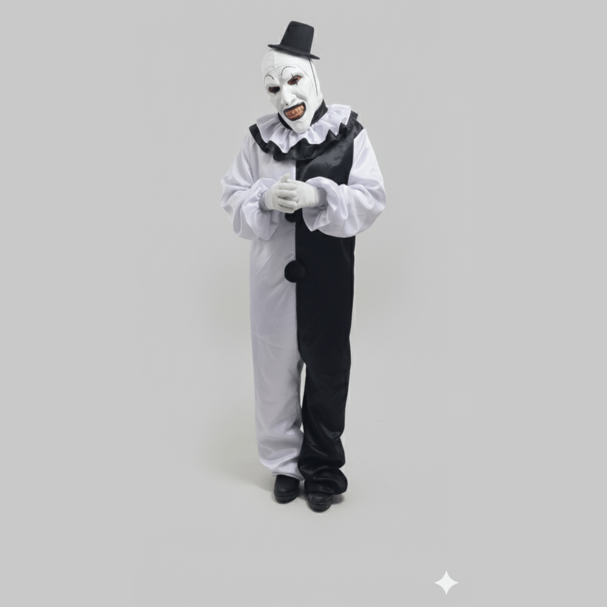 Disfraz adulto Terrifier con traje bicolor blanco y negro y máscara de payaso siniestro con sombrero negro.